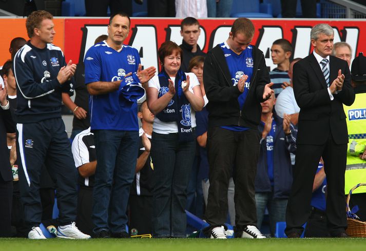 Foreldrar og bróðir Rhys Jones sameinuðust stuðningsmönnum Everton í einnar mínútu þögn í leiknum gegn Blacburn um helgina.