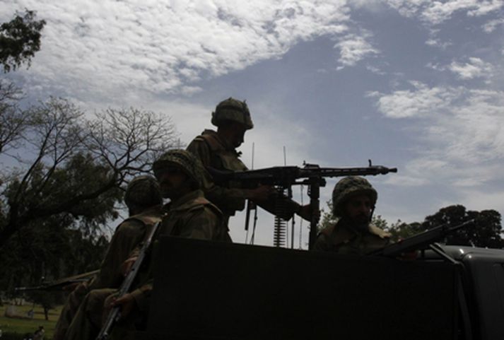 Pakistanskir hermenn við eftirlit í Swat-dal í norðvestur Pakistan í dag.