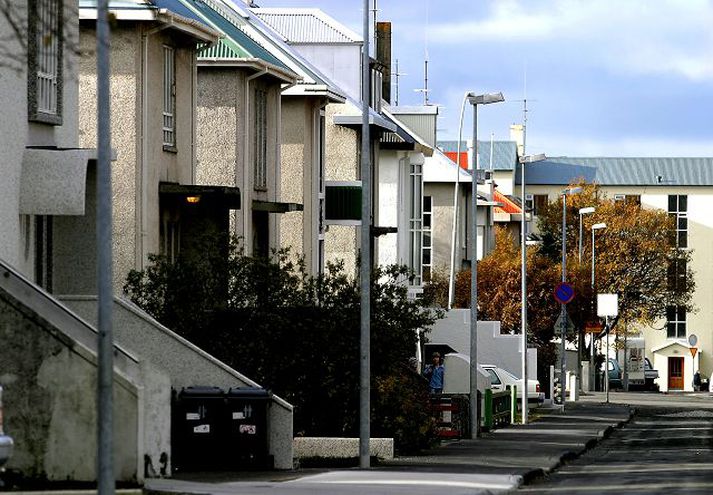 Kólnun er hafin á fasteignamarkaði að mati sérfræðinga. Minnkandi eftirspurnar verður vanalega fyrst vart í úthverfunum, en síðar í miðborgum.