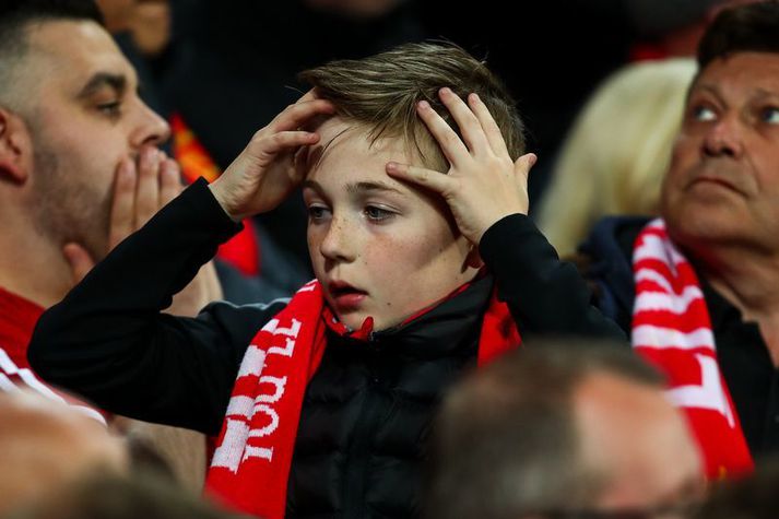 Biðin tekur á fyrir stuðningsmenn Liverpool enda vantar liðinu aðeins sex stig í viðbót til að tryggja sér fyrsta Englandsmeistaratitil félagsins í þrjátíu ár.