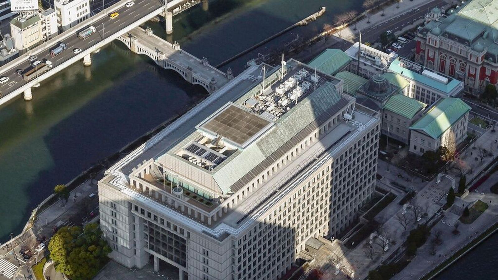 Huldu­maður gaf gull­stangir til að laga vatns­lagnir borgarinnar