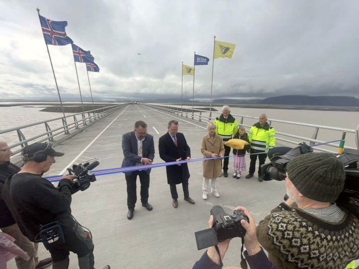 Nýja leiðin yfir Hornafjörð opnuð. Gauti Árnason, formaður bæjarráðs Hornafjarðar, Ragnar Þór Ingólfsson, starfandi innviðaráðherra, og Bergþóra Þorkelsdóttir vegamálastjóri klippa á borðann.