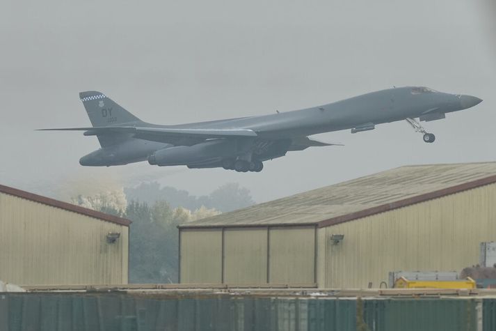 B-1 sprengjuflugvél tekur á loft frá RAF Fairford herstöðinni.