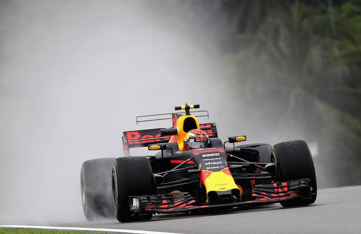 Max Verstappen á Red Bull var fljótastur á blautri braut í Malasíu í morgun.