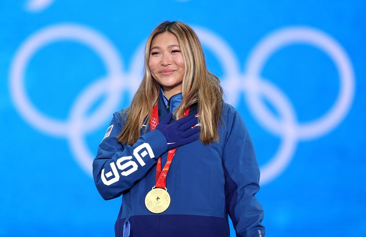 Chloe Kim með gullmedalíuna sem hún fékk fyrir að vinna hálfpípu snjóbrettakeppninnar á Vetrarólympíuleikunum í Peking í febrúar.