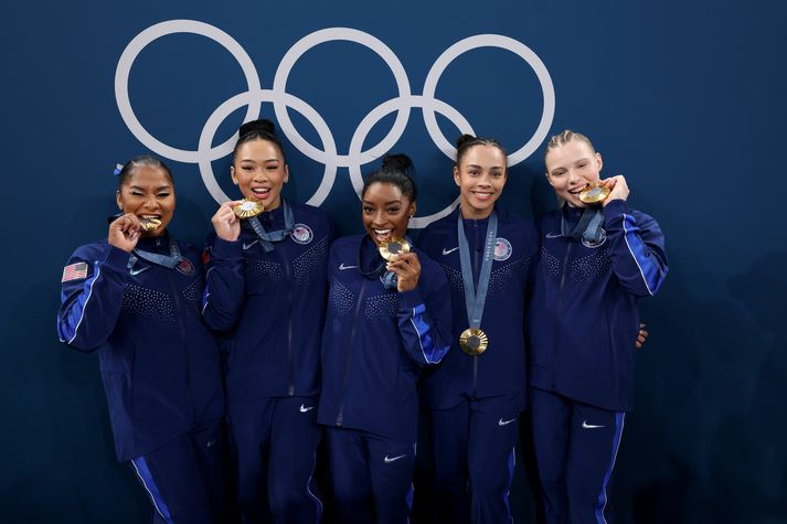 Jordan Chiles, Sunisa Lee, Simone Biles, Hezly Rivera og Jade Carey með gullverðlaunin sín.