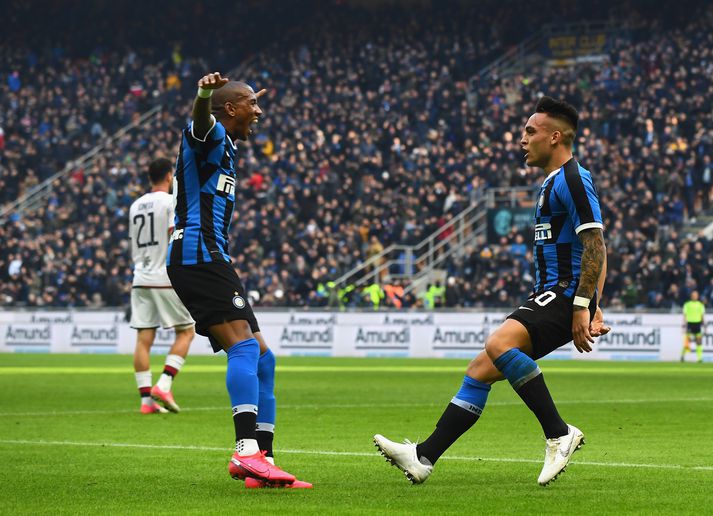 Young lagði upp mark Inter fyrir Martínez.