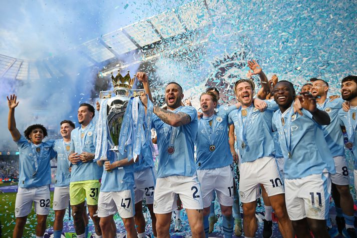 Kyle Walker tók við bikarnum eftir enn einn sigur Manchester City í ensku úrvalsdeildinni síðasta vor.