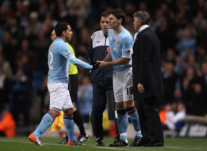Tevez fer hér af velli fyrir Barry. Tevez hristi hausinn yfir skiptingunni.