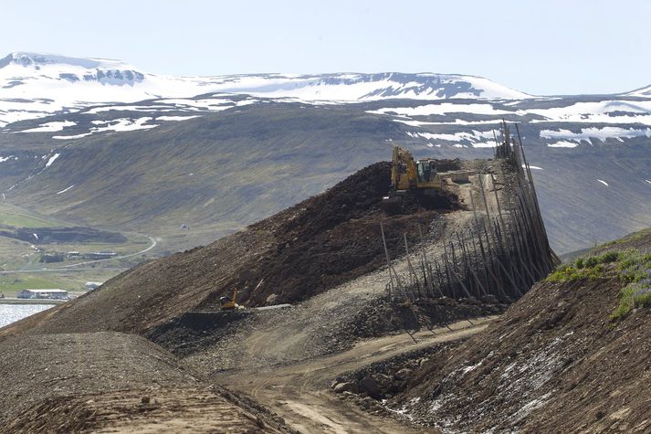 Varnargarður var reistur á Ísafirði árið 2015. Slíkir varnargarðar hafa heldur betur sannað gildi sitt.