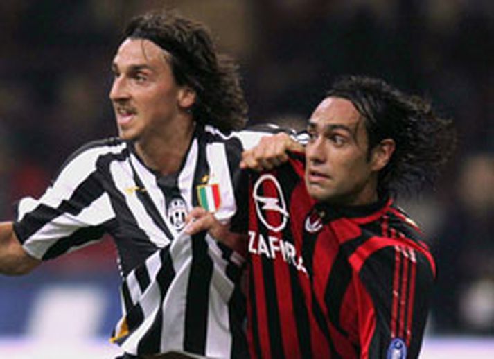 Zlatan Ibrahimovic (t.v.) og ; Alessandro Nesta kljást í leiknum sem einkenndist af mikilli baráttu.