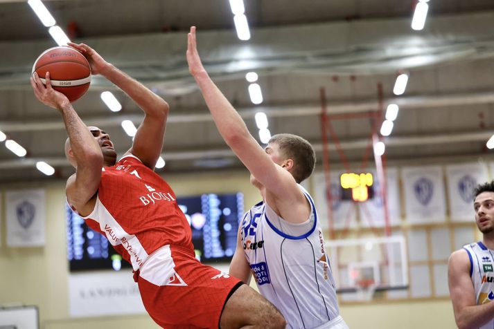 Frank Booker sækir að körfu ÍR-inga.
