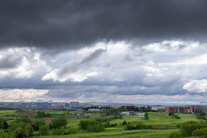 Það verða skúrir víða um land í dag. 