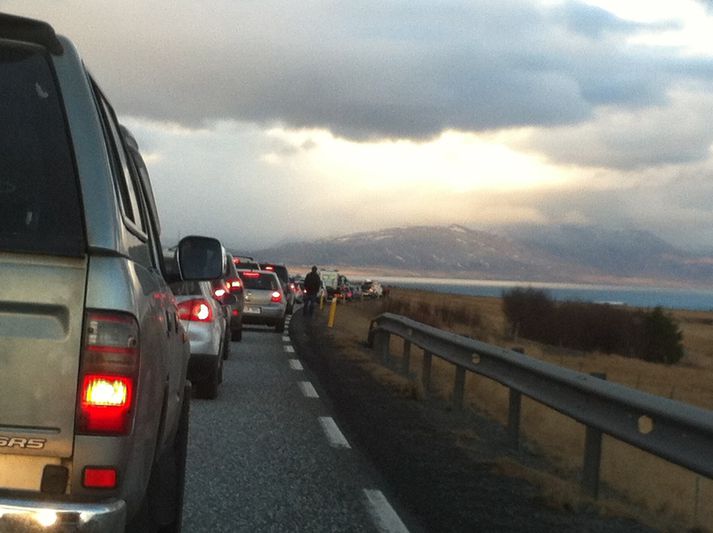 Löng bílaröð myndaðist á Þjóðvegi eitt.