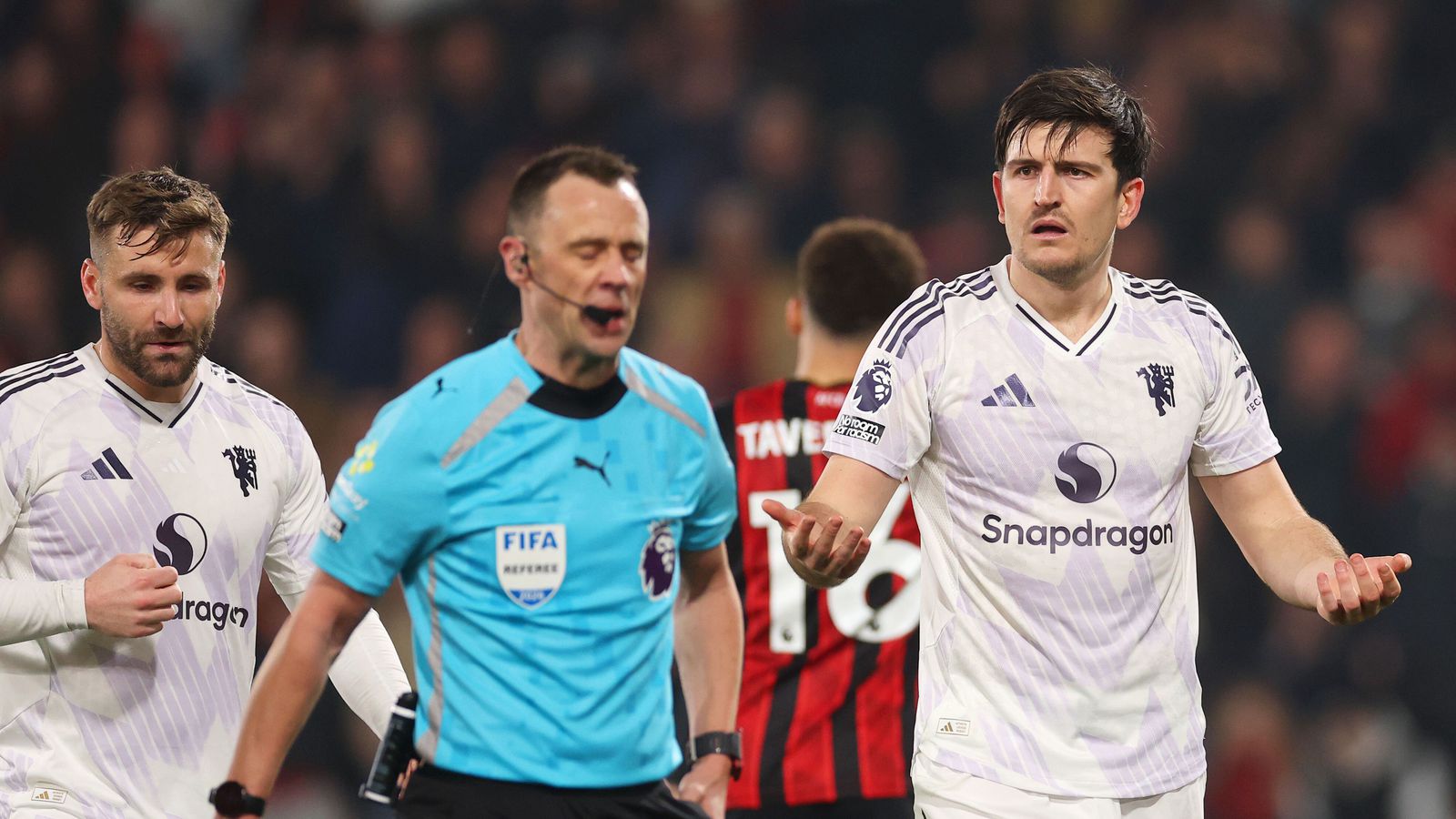 Maguire fékk rautt og United missti tví­vegis niður for­ystuna