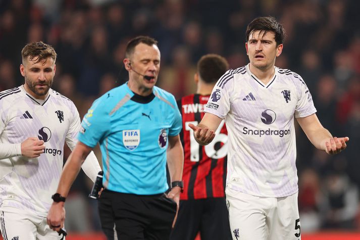 Harry Maguire reynir að biðla til Stuart Attwell dómara eftir að rauða spjaldið fór á loft.