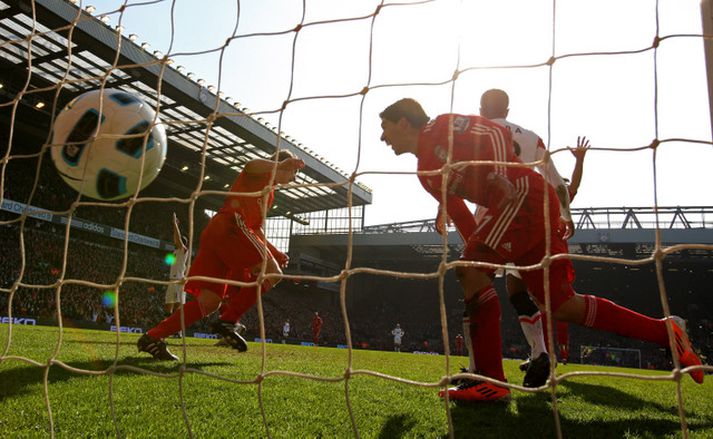 Dirk Kuyt skorar hér eitt marka sinna gegn Manchester United um helgina.