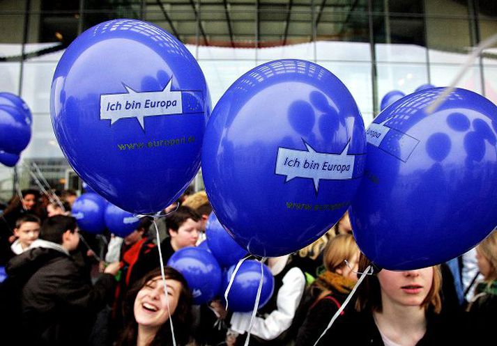 „Ég er Evrópa“ Nemendur úr „Evrópuskólum“ í Berlín halda á blöðrum merktum „Ég er Evrópa“ fyrir utan eina af byggingum þýzka þingsins í gær, í tilefni af fimmtugsafmæli ESB sem haldið verður hátíðlegt í borginni um helgina.