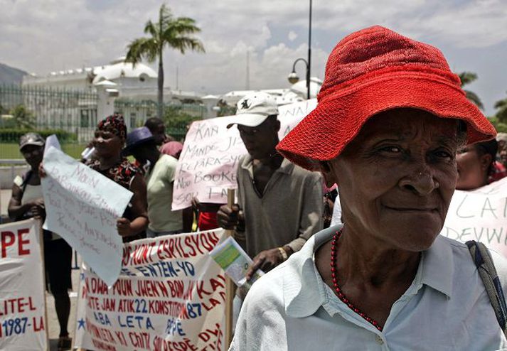 Á fimmtudaginn efndi hópur íbúa til mótmæla fyrir utan forsetahöllina í Port-au-Prince.fréttablaðið/AP