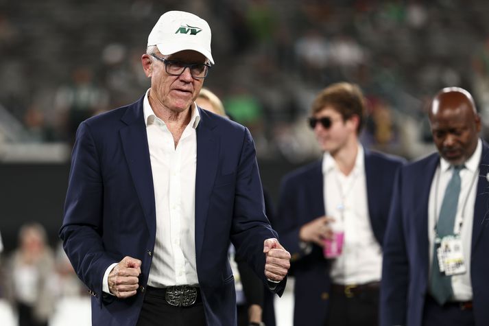 Woody Johnson fagnar hér á hliðarlínunni í einum leikja New York Jets í NFL deildinni.