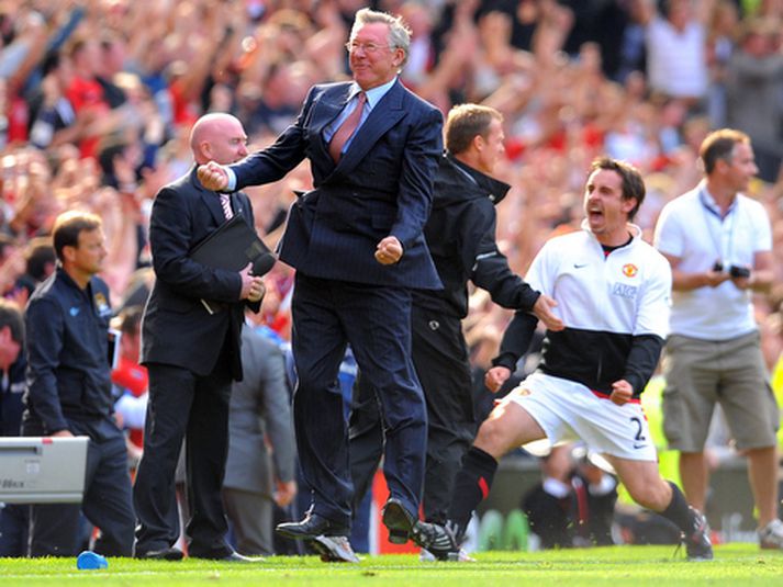 Gary Neville og Alex Ferguson fagna sigurmarki Manchester United.