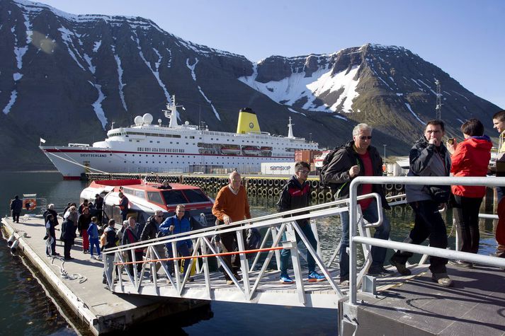 Ferðamenn af skemmtiferðaskipi stíga á land á Ísafirði. 