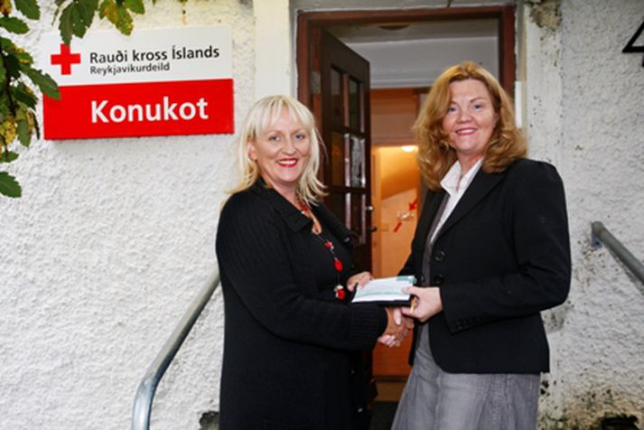 Guðrún Kristmundsdóttir, eigandi Bæjarins beztu afhendir Kristínu Helgu Guðmundsdóttur, verkefnisstjóra í Konukoti afrakstur helgarinnar.
