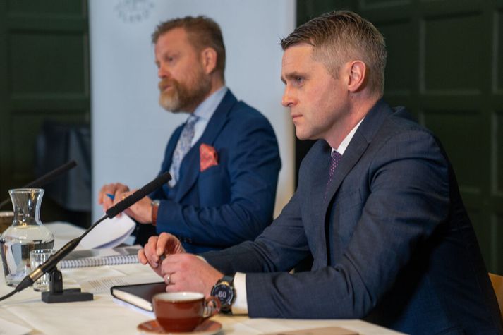 Tómas Brynjólfsson, í forgrunni, er varaseðlabankastjóri fjármálastöðugleika. Í bakgrunni er Ásgeir Jónsson seðlabankastjóri.