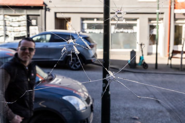 Rúðubrotin í Korakmarket við Skólavörðustíg eru sambærileg við þau sem voru í Just Kebab við Lækjargötu í nótt. Svo virðist sem sami einstaklingur hafi gert víðreist í nótt sem og 29. apríl en þá voru rúður einnig brotnar á báðum stöðum.