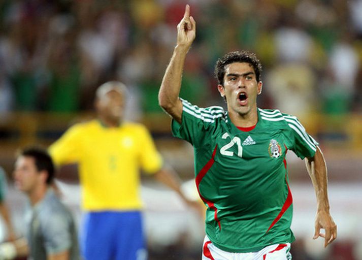 Nery Castillo fagnar einu markanna sem hann skoraði á Copa America í sumar.