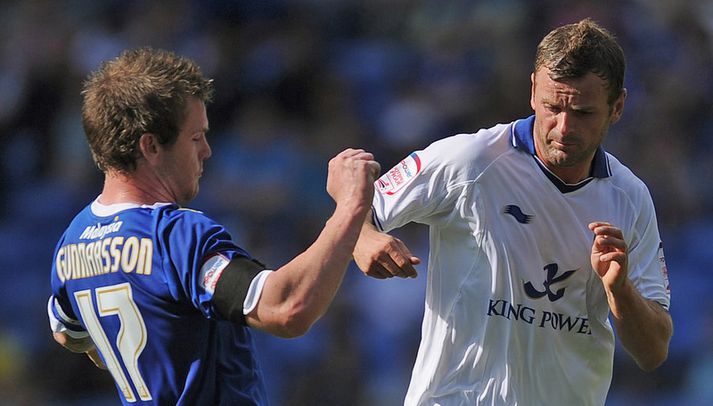 Aron Einar, til vinstri, í leik með Cardiff.