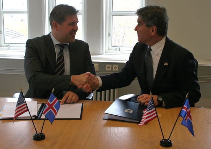 Bjarni Benediktsson og Robert Barber takast í hendur að undirritun lokinni.