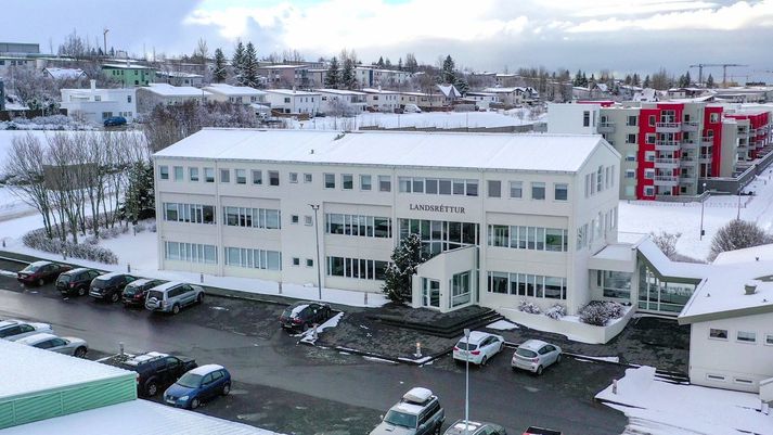 Maðurinn braut ítrekað gegn nálgunarbanni gegn fyrrverandi eiginkonu sinni og barni. Í einu tilvikinu þóttist hann vera starfsmaður embættis ríkissaksóknara og reyndi að nálgast sjúkragögn sem vörðuðu eiginkonu hans á heilsugæslustöð.