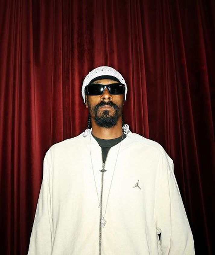 Snoop segir Gaga geta verið með "snák eða hníf þarna niðri".