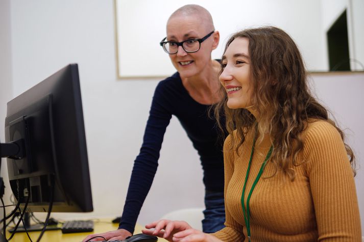 Það fjölgar í þeim hópi fólks í heiminum sem lifir af krabbamein og lærir að lifa með krabbameini. Sem mögulega getur verið mjög verðmætt fyrir vinnustaði, því lífsreynslunni sem krabbameininu fylgir geta fylgt ýmsir kostir.