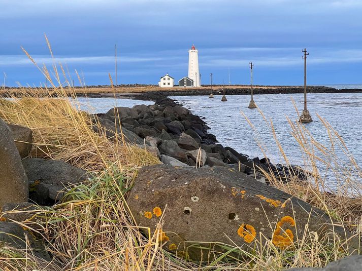 Reikna má með vætu af og til um landið sunnanvert í dag.