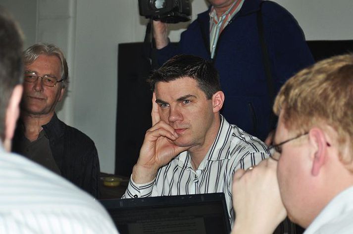 Elliði Vignisson Bæjarstjórinn var á fundi með útgerðarmönnum í Vestmannaeyjum í gær. Hann segir að stjórnvöld gerðu vel ef þau hættu að ögra stöðugleikanum í sjávarútvegi. Mynd/óskar friðriksson