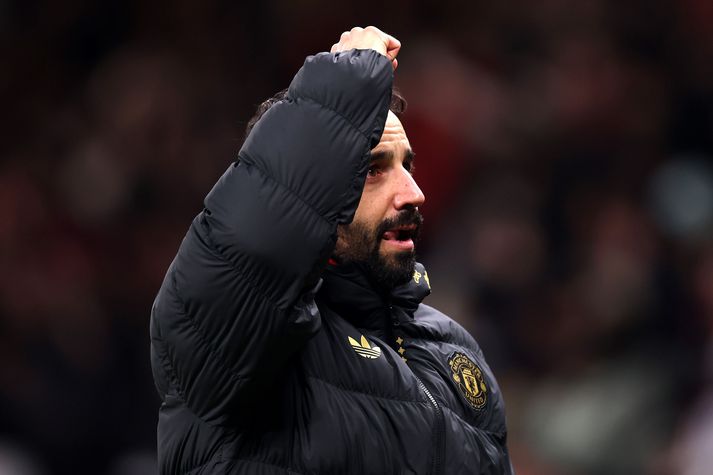 Ruben Amorim fagnar sigri Manchester United á Old Trafford í kvöld.
