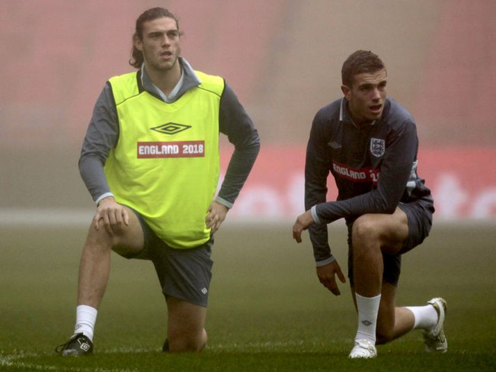 Andy Carroll (til vinstri) teygir hér á æfingu með enska landsliðinu.