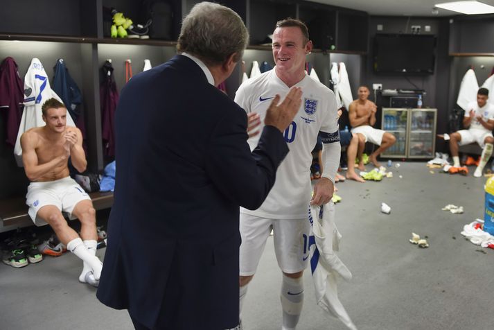 Wayne Rooney fær blíðar móttökur frá Roy Hodgson.