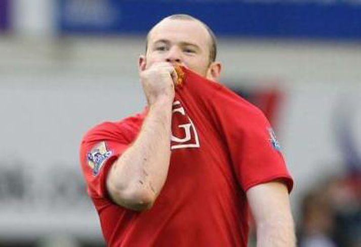 Rooney kyssir merki Manchester United.