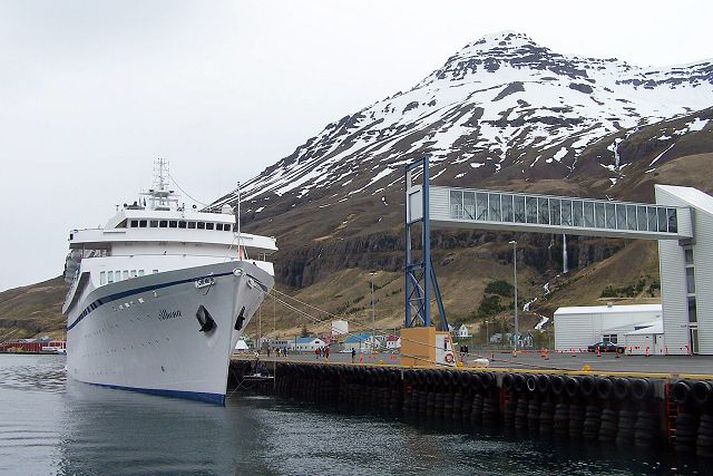 Í Seyðisfjarðarhöfn Athena lagði að bryggju í gær með 500 farþega.
mynd/alla