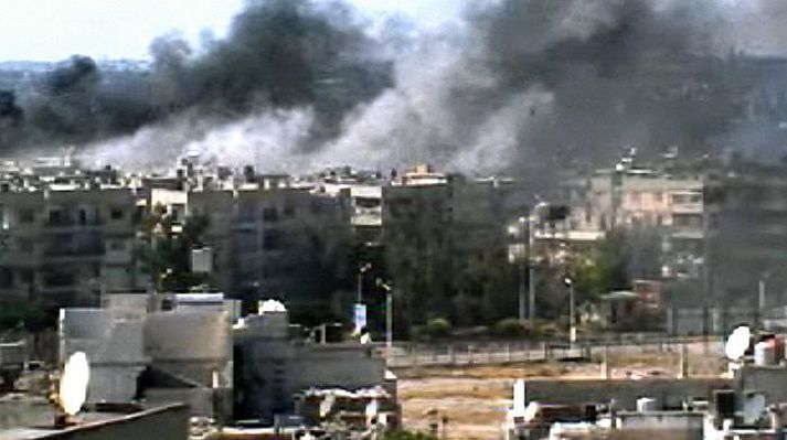 sprengjuregn í homs Þessi mynd er skjáskot úr myndbandi sem var birt á netinu í gær og sýnir mikinn fjölda sprenginga í borginni Homs. fréttablaðið/ap
