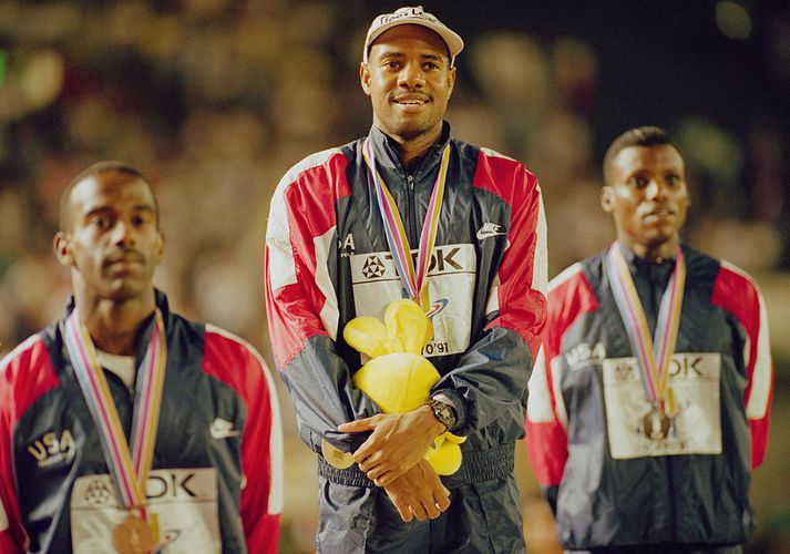 Mike Powell á verðlaunapallinum eftir að hafa orðið heimsmeistari og sett heimsmet sem enn stendur, í langstökki árið 1991.