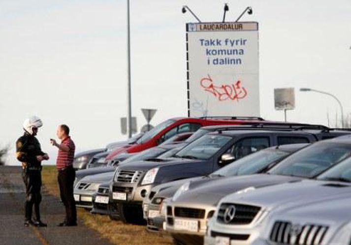 Sektaður. Gestur á þjóðfundinum ræðir við lögregluþjón. Mynd/Pjetur.
