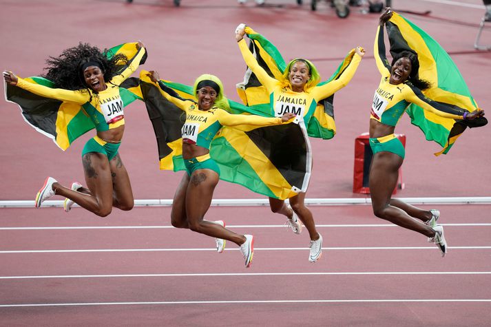 Jamaíska boðhlaupssveitin fagnar sigri sínum á síðustu Ólympíuleikum. Briana Williams, Elaine Thompson-Herah, Shelly-Ann Fraser-Pryce og Shericka Jackson skiluðu þjóð sinni gullinu og voru mjög sáttar með það.