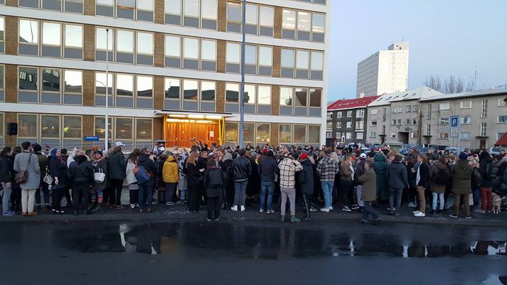 Allt að 450 manns eru nú samankomin við mótmæli við lögreglustöðina við Hverfisgötu.