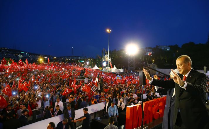 Tugþúsundir komu saman í Istanbúl fyrir fyrstu ræðu forsetans sem hann hélt á Bosphorus brúnni. Önnur ræða hans var haldin í Ankara við þinghúsið.