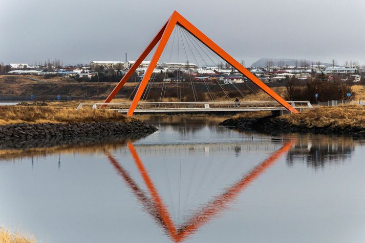 Reykjavík er að breytast. Hjól, hlaupahjól, rafhjól og rafhlaupahjól eru að stórauka hlutdeild sína í daglegum ferðum fólks, en þó heyrast enn raddir um að hér viðri ekki til daglegrar notkunar slíkra ferðamáta. Vísindin segja annað: Hér blaktir raunar varla hundshár á höfði lengur miðað við það sem áður var. Þökk sé gróðri og byggð.