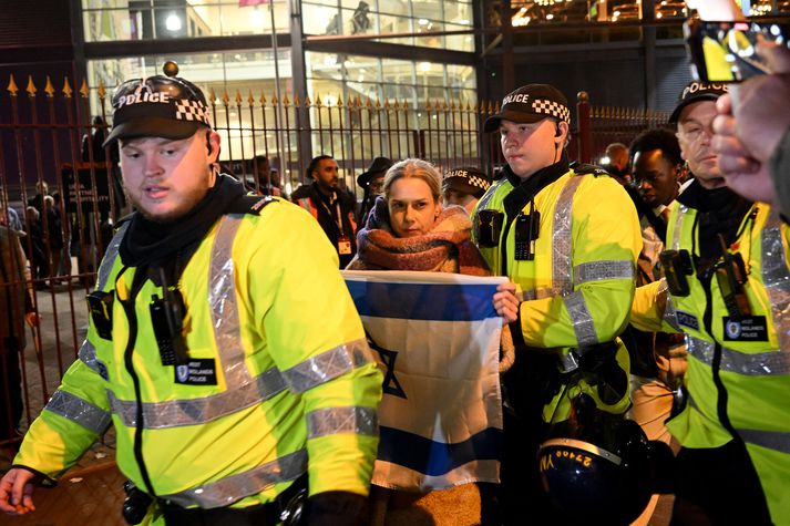 Lögreglan hefur handtekið sex manns í tengslum við mótmæli fyrir leik Aston Villa og Maccabi Tel Aviv. 